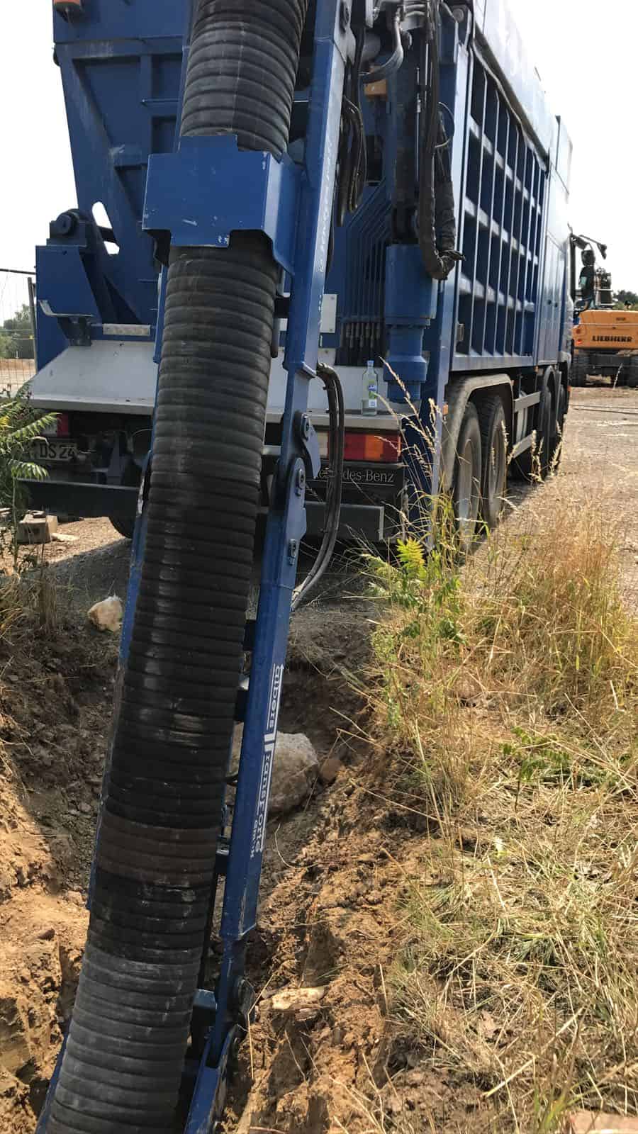 Saugbagger im Einsatz im Straßenbau