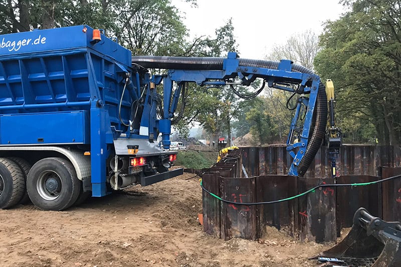 Saugbagger im Einsatz im Bereich Tiefbau