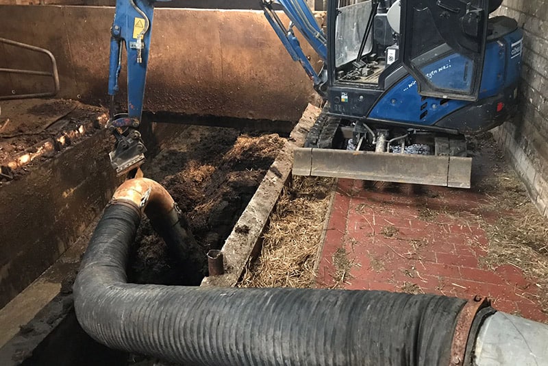 Saugbagger im Einsatz in einem landwirtschaftlichen Betrieb